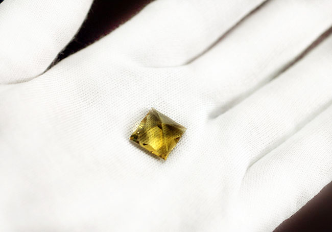 7カラット、宝石カットが施された、眩しいゴールデンイエローを呈する黄水晶（シトリン）（その3）
