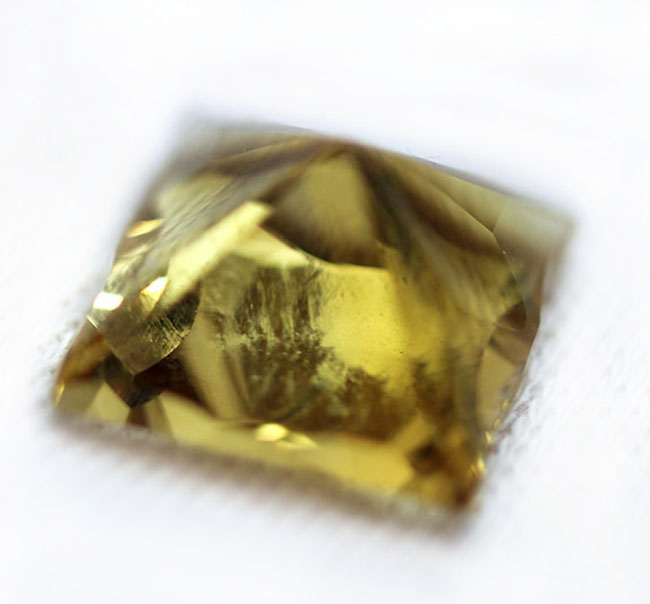7カラット、宝石カットが施された、眩しいゴールデンイエローを呈する黄水晶（シトリン）（その4）
