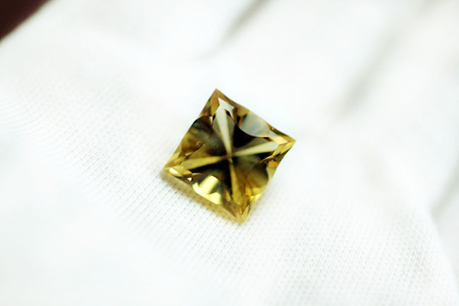 7カラット、宝石カットが施された、眩しいゴールデンイエローを呈する黄水晶（シトリン）（その5）