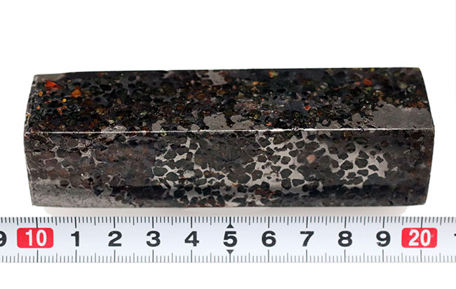 ミニチュアビルのような風貌が面白い、分厚い角柱タイプの石鉄隕石、２７０グラム超に達する、ヘビー級のパラサイト（その9）