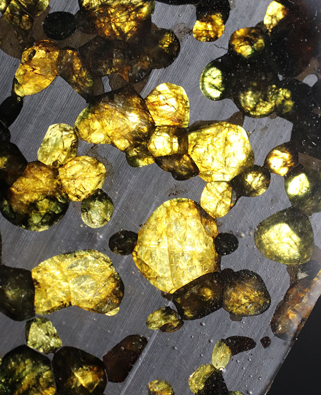 ビッグサイズ！煌々と輝くカンラン石が保存されたケニヤ産パラサイト隕石（本体防錆処理済み）。世界で最も美しい隕石と評される美しきパラサイト隕石（その6）