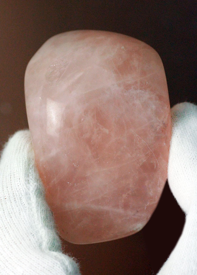 ピンクローズのような色を呈する鉱物、バラ石英（Rose Quarz）の大きな原石。（その1）