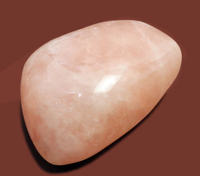 ピンクローズのような色を呈する鉱物、バラ石英（Rose Quarz）の大きな原石。（その2）