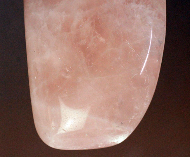 ピンクローズのような色を呈する鉱物、バラ石英（Rose Quarz）の大きな原石。（その5）