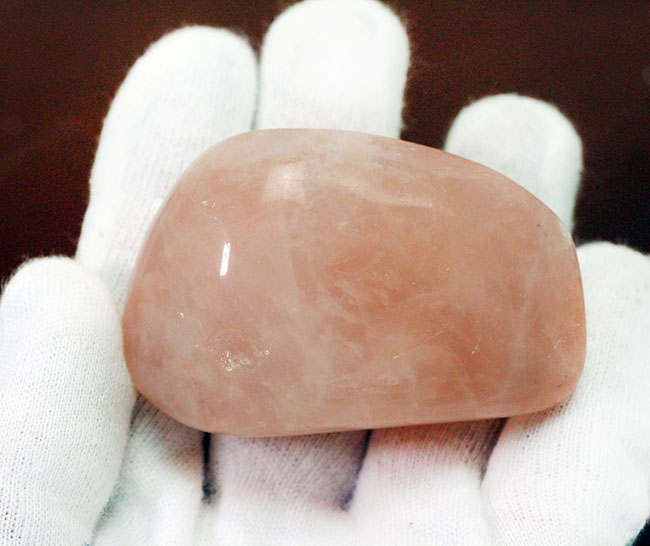 ピンクローズのような色を呈する鉱物、バラ石英（Rose Quarz）の大きな原石。（その6）