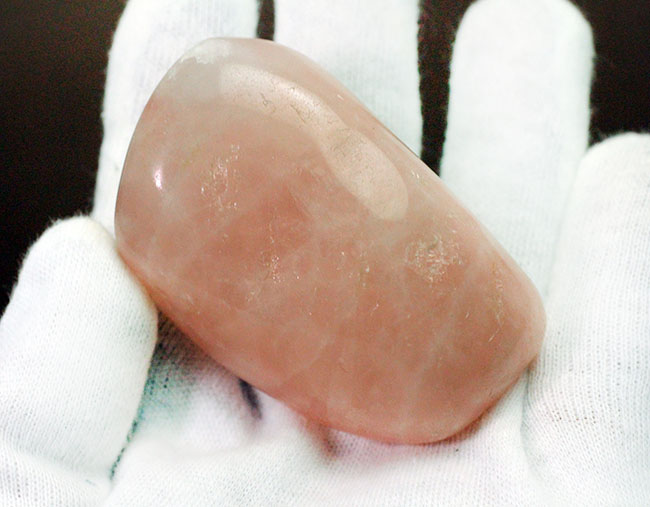 ピンクローズのような色を呈する鉱物、バラ石英（Rose Quarz）の大きな原石。（その8）