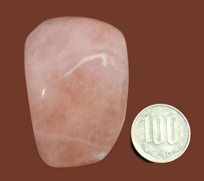 ピンクローズのような色を呈する鉱物、バラ石英（Rose Quarz）の大きな原石。（その9）