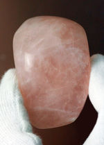 ピンクローズのような色を呈する鉱物、バラ石英（Rose Quarz）の大きな原石。