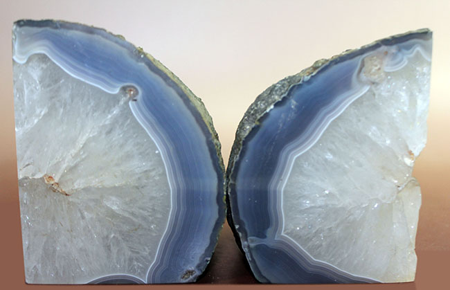 ど迫力のサイズを有するブラジル産のグレイッシュブルーの縞瑪瑙（Agate）。ブックエンドに最適。（その2）
