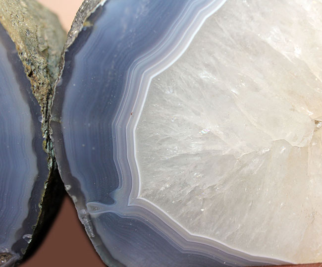 ど迫力のサイズを有するブラジル産のグレイッシュブルーの縞瑪瑙（Agate）。ブックエンドに最適。（その6）