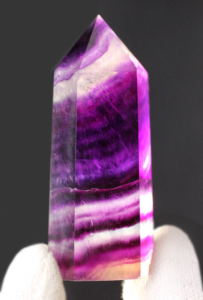 人気の鉱物、レインボーフローライト（Fluorite）。濃淡ある美しい紫を呈します（その1）