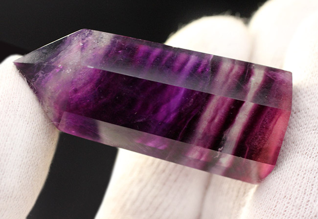 人気の鉱物、レインボーフローライト(Fluorite)。濃淡ある美しい紫を呈します(その2)