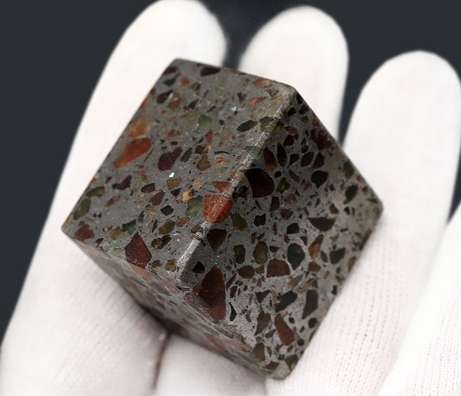 人気のキューブ型のケニア産パラサイト隕石。フレッシュな状態を維持した上質品（その2）