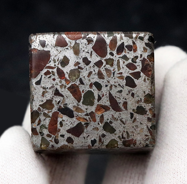 人気のキューブ型のケニア産パラサイト隕石。フレッシュな状態を維持した上質品（その3）