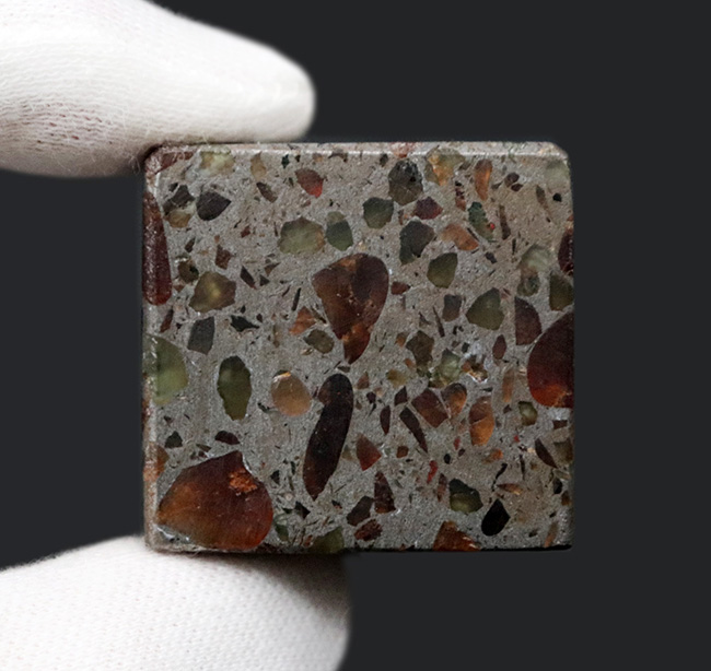 人気のキューブ型のケニア産パラサイト隕石。フレッシュな状態を維持した上質品（その4）