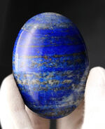 世界的産地アフガニスタンにて採集された、群青色を呈する天然ラピスラズリ（Lapis lazuli）のカボション（磨き石）