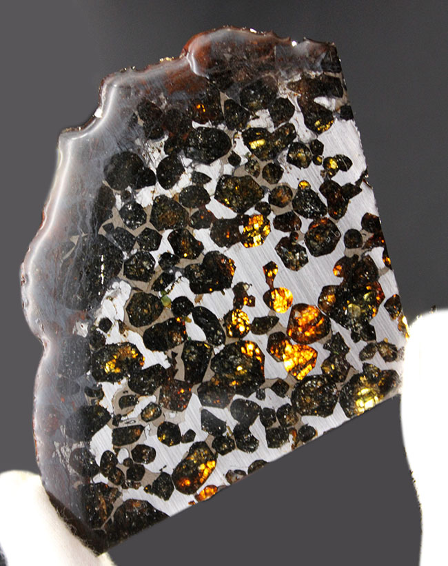 フレッシュなかんらん石が美しい、そしてデカい！！手のひらサイズの大判。ケニヤ産のパラサイト隕石（本体防錆処理済み）。（その1）