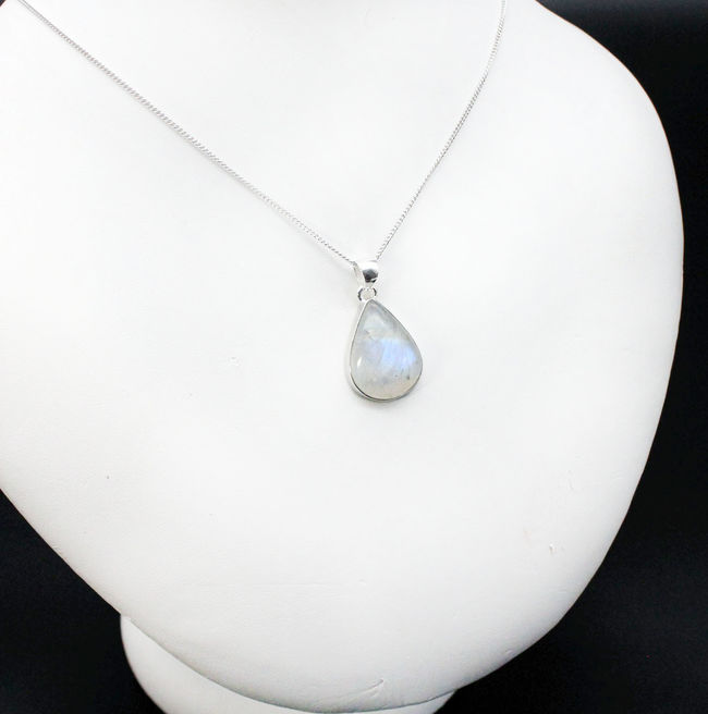 控えめな気品ある美しさが魅力的なレインボー・ムーンストーン(Moonstone)を使ったペンダントトップ。金具部分は925シルバーを採用。(その3)