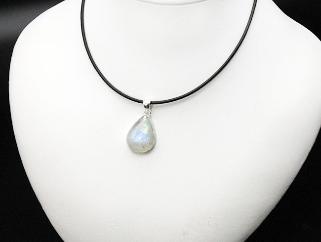 控えめな気品ある美しさが魅力的なレインボー・ムーンストーン(Moonstone)を使ったペンダントトップ。金具部分は925シルバーを採用。(その4)