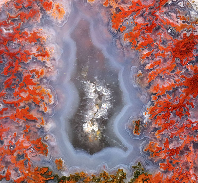 晶洞のような穴と網目模様を持つ、ハンガリー産の朱いメノウ（Agate）（その2）