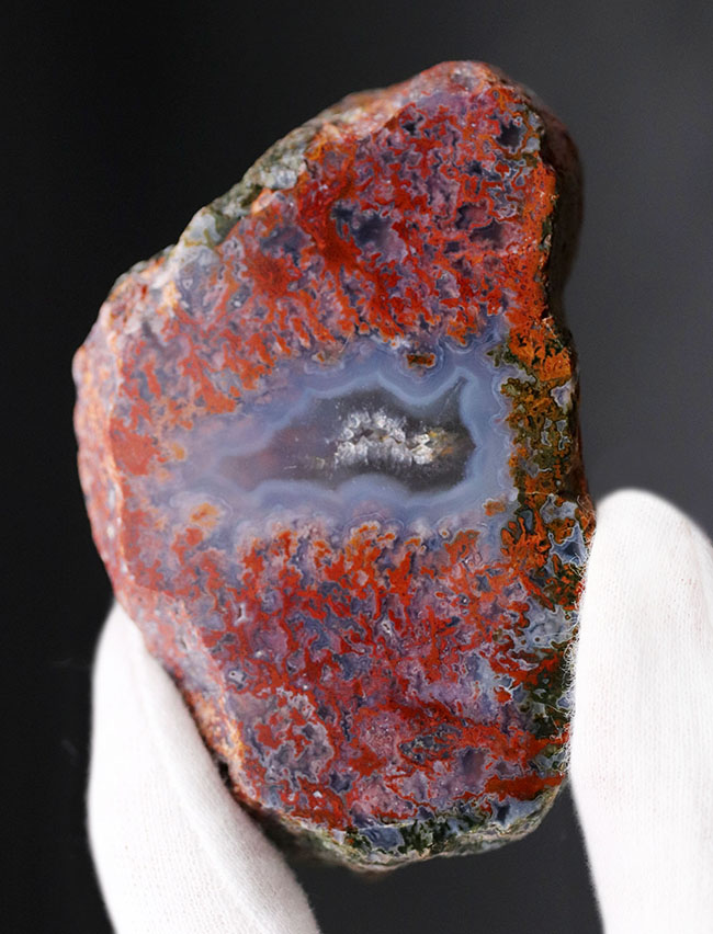 晶洞のような穴と網目模様を持つ、ハンガリー産の朱いメノウ（Agate）（その5）