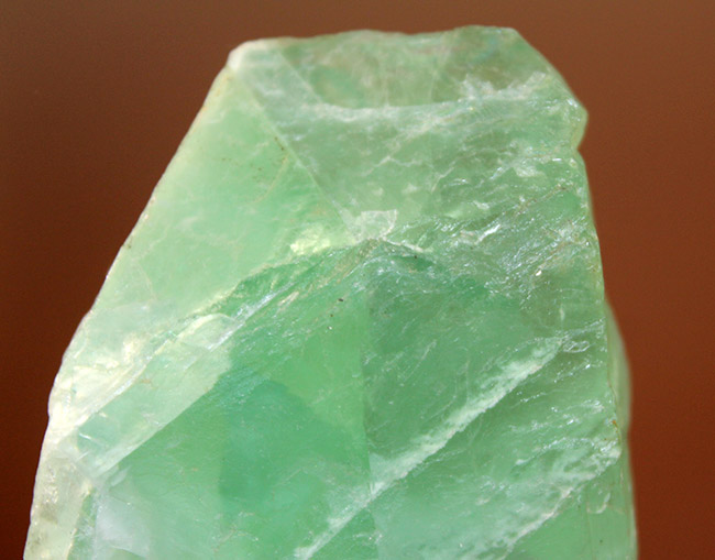 石英結晶のグループのなかでも人気の高いアベンチュリンの原石。雲母の含有量が多いグリーンタイプ。（その2）