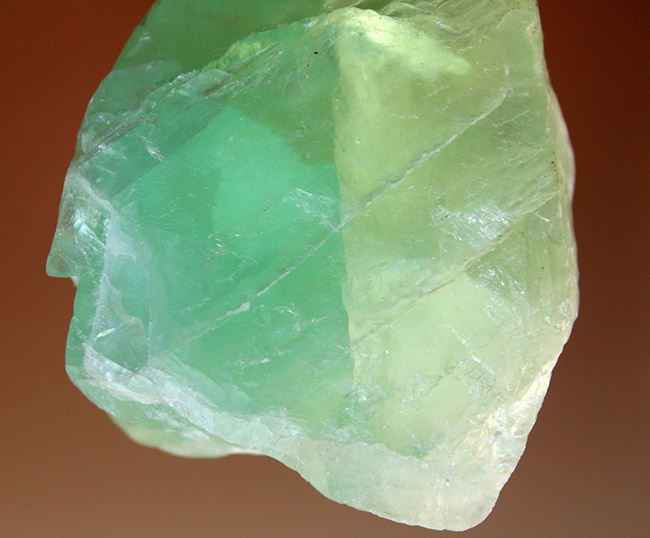 石英結晶のグループのなかでも人気の高いアベンチュリンの原石。雲母の含有量が多いグリーンタイプ。（その3）