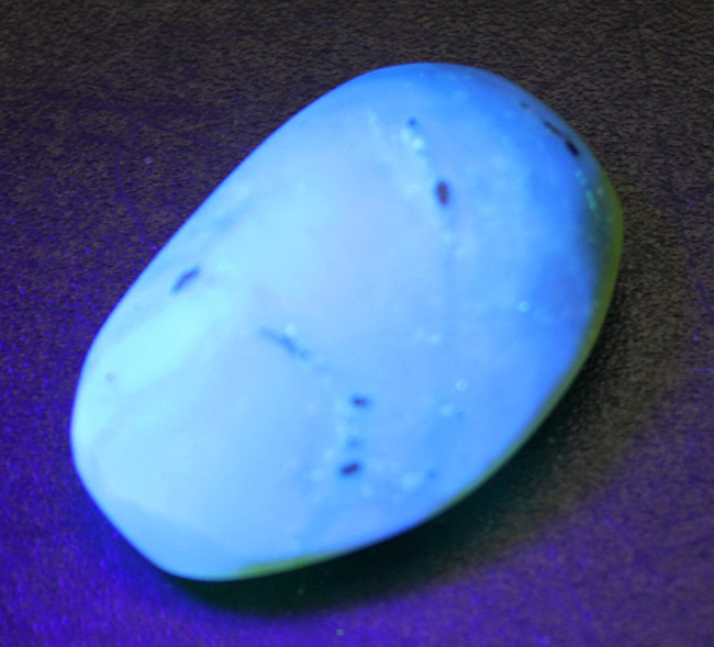 リーズナブルプライスでご紹介、およそ１億年前の琥珀、ビルマ琥珀（Burmite）。紫外線ライトに当てると青く蛍光します。（その5）