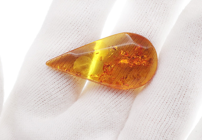ポーランド産！古来より王侯貴族に愛された、最古の宝石の一つ、バルティックアンバーのティアドロップ標本（Amber）（その3）