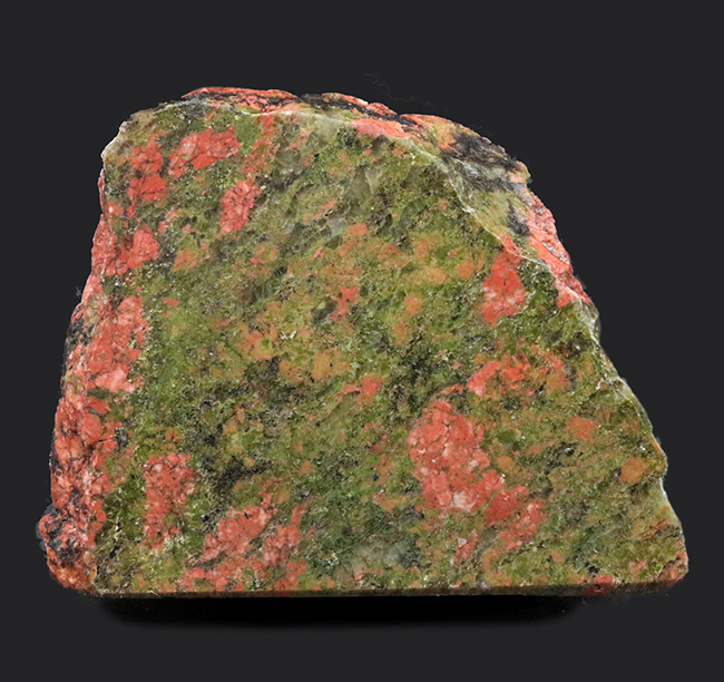 赤と緑のまだら模様で知られる、変質した花崗岩、ユナカイト(Unakite)の原石(その1)