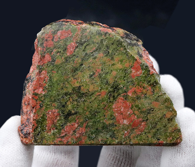 赤と緑のまだら模様で知られる、変質した花崗岩、ユナカイト（Unakite）の原石（その2）
