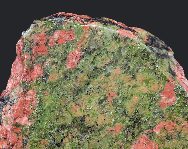 赤と緑のまだら模様で知られる、変質した花崗岩、ユナカイト（Unakite）の原石（その3）