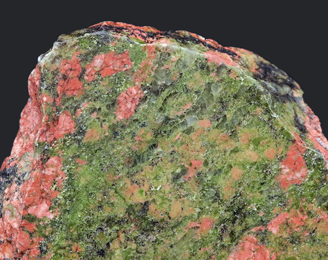 赤と緑のまだら模様で知られる、変質した花崗岩、ユナカイト(Unakite)の原石(その3)