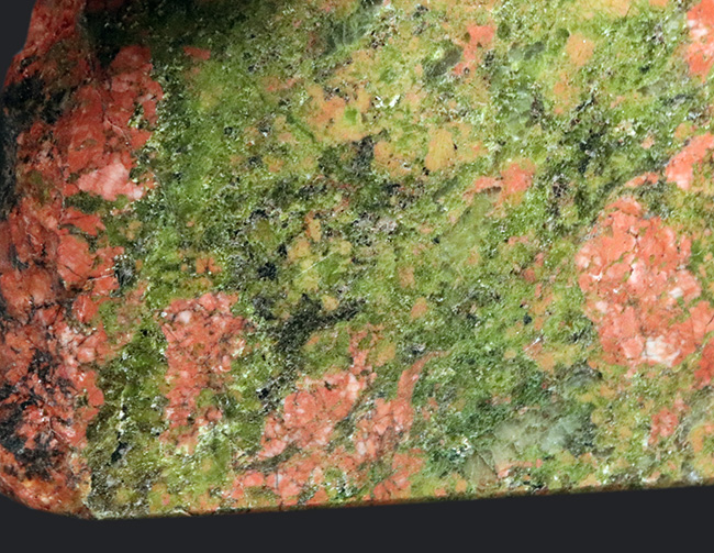 赤と緑のまだら模様で知られる、変質した花崗岩、ユナカイト（Unakite）の原石（その4）