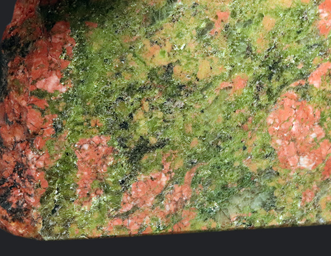 赤と緑のまだら模様で知られる、変質した花崗岩、ユナカイト(Unakite)の原石(その4)