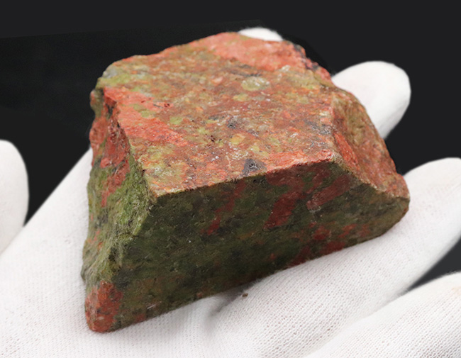 赤と緑のまだら模様で知られる、変質した花崗岩、ユナカイト（Unakite）の原石（その5）