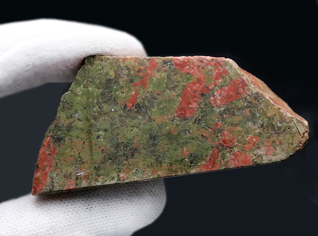 赤と緑のまだら模様で知られる、変質した花崗岩、ユナカイト（Unakite）の原石（その6）