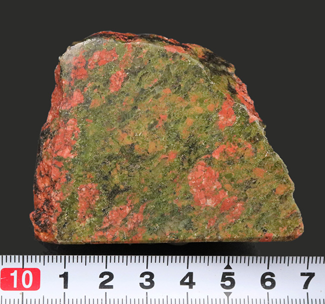 赤と緑のまだら模様で知られる、変質した花崗岩、ユナカイト（Unakite）の原石（その7）