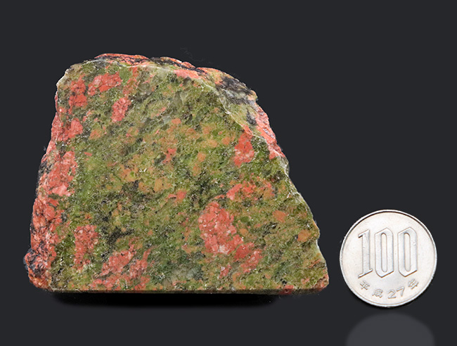 赤と緑のまだら模様で知られる、変質した花崗岩、ユナカイト(Unakite)の原石(その8)