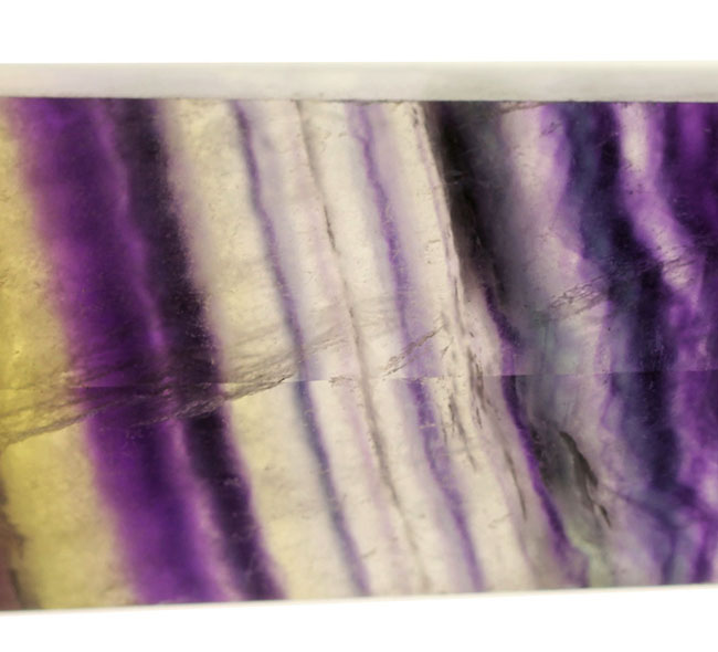 いったい何層になっているのでしょう?紫色を主体とするレインボーフローライト(fluorite)(その10)