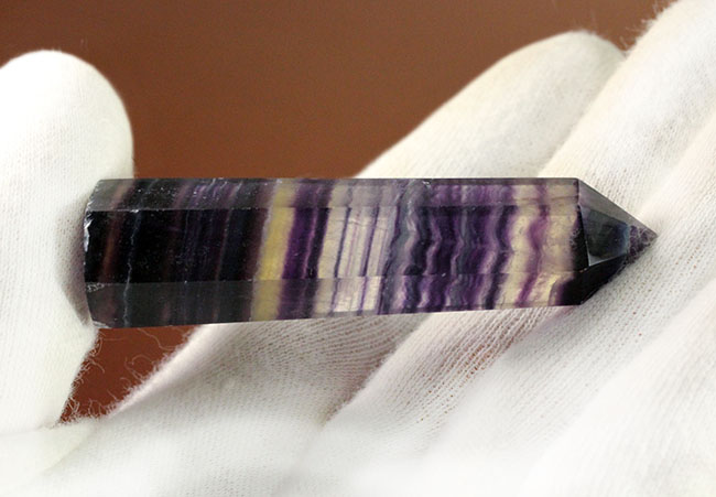 いったい何層になっているのでしょう?紫色を主体とするレインボーフローライト(fluorite)(その5)