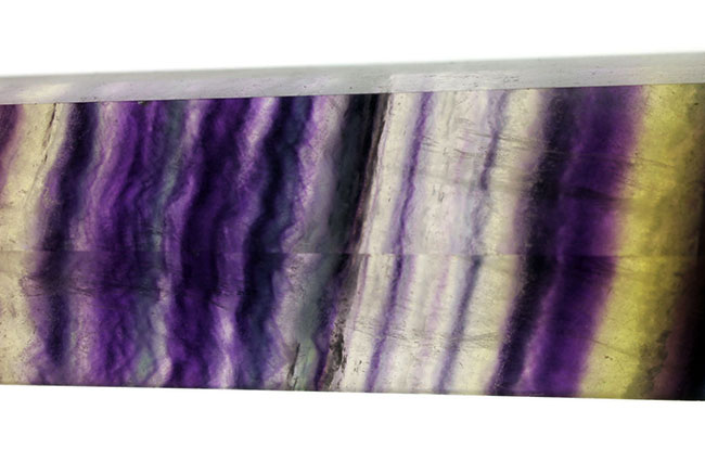 いったい何層になっているのでしょう？紫色を主体とするレインボーフローライト（fluorite）（その7）