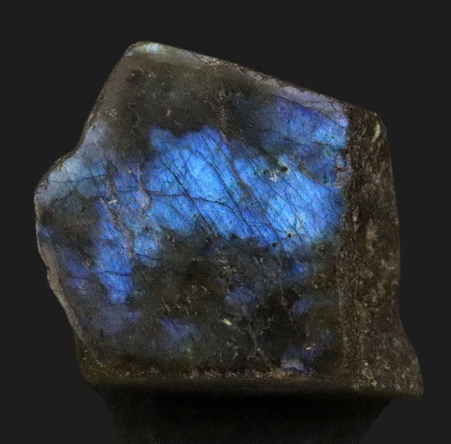 渋いブルーを呈するラブラドライト（Labradorite）のピース（その1）
