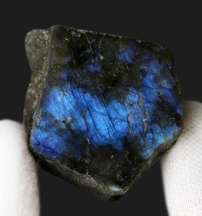 渋いブルーを呈するラブラドライト(Labradorite)のピース(その2)