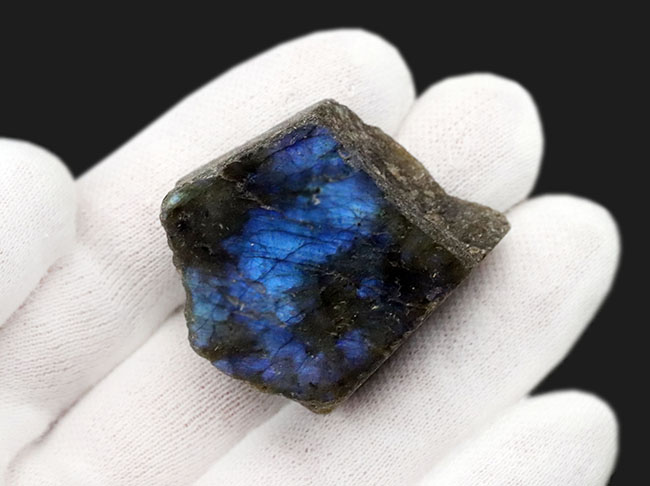 渋いブルーを呈するラブラドライト（Labradorite）のピース（その3）