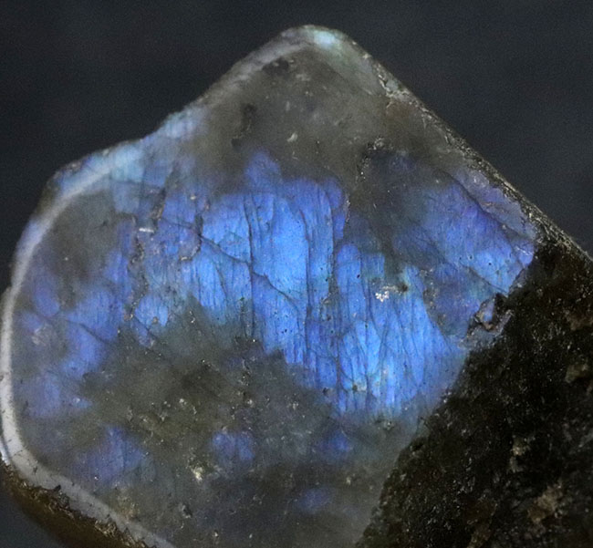 渋いブルーを呈するラブラドライト(Labradorite)のピース(その5)