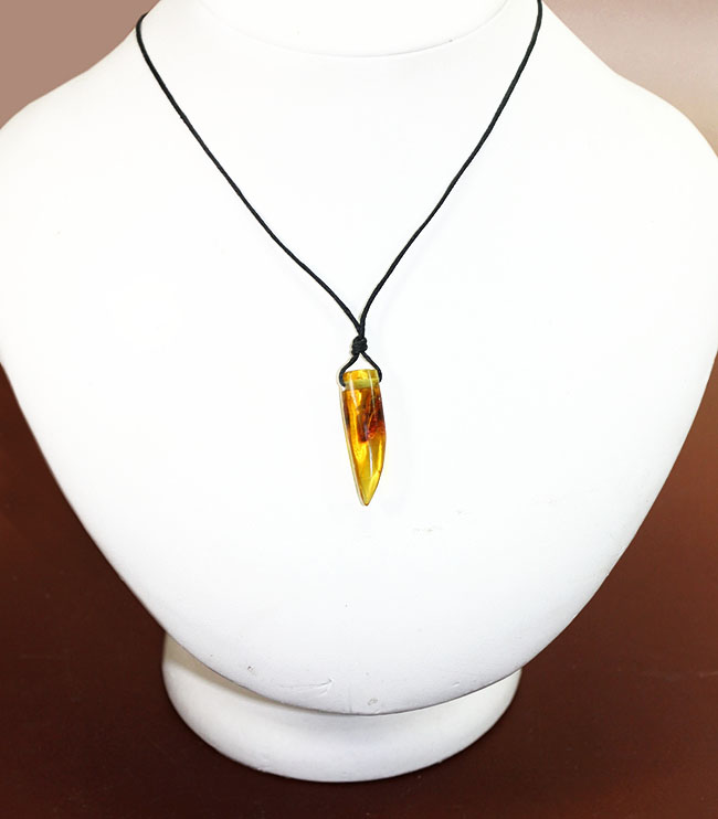 高級ジュエリーケース付き。バルト海産琥珀化石のペンダントトップ(Amber)(その1)