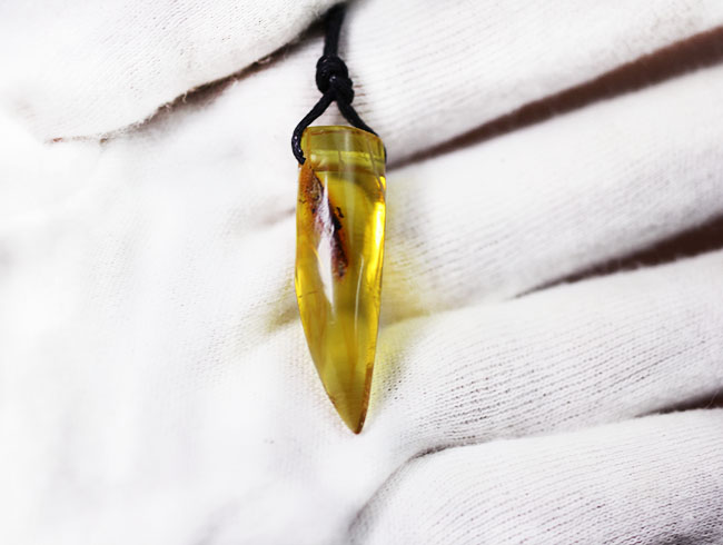 高級ジュエリーケース付き。バルト海産琥珀化石のペンダントトップ(Amber)(その3)