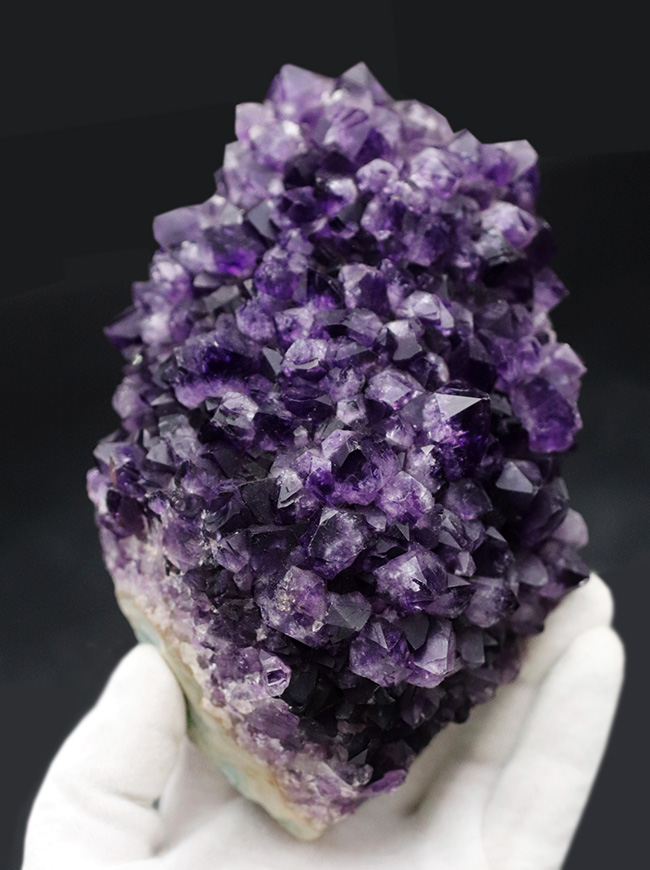 ９５５グラム！かのレオナルド・ダ・ヴィンチを魅了した鉱物、濃い紫色を呈するアメシスト（Amethyst）の原石（その1）
