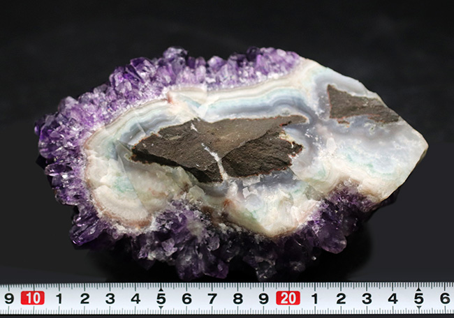 ９５５グラム！かのレオナルド・ダ・ヴィンチを魅了した鉱物、濃い紫色を呈するアメシスト（Amethyst）の原石（その10）